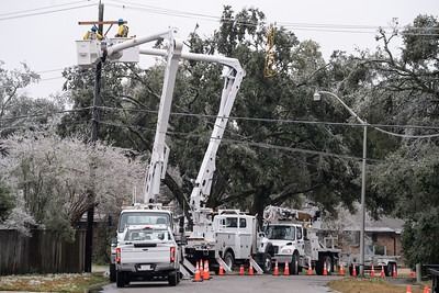 Texas utility crews woring to restore power during Texas power crisis